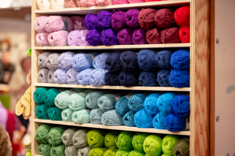 Haak jezelf gelukkig: Ontdek de ontspannende en creatieve voordelen van haken