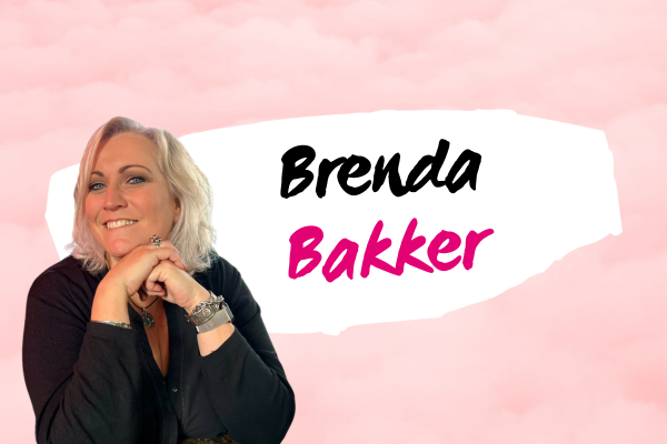 Lachende vrouw met halflang blond haar in zwarte blouse, roze achtergrond met tekst “Brenda Bakker”