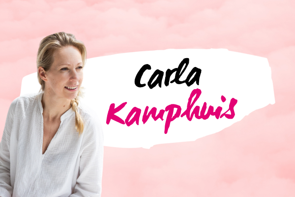 Lachende vrouw met blond haar in lage vlecht en witte blouse, roze achtergrond met tekst “Carla Kamphuis”