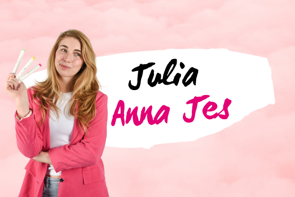 Vrouw in roze blazer houdt markers vast, roze achtergrond met tekst “Julia Anna Jes”