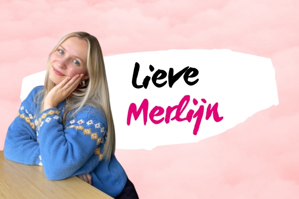 Lachende blonde vrouw met hand tegen wang in blauwe trui met bloemenpatroon, roze achtergrond met tekst “Lieve Merlijn”