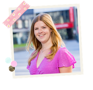 Portret van lachende vrouw in paarse jurk, buiten bij gebouwen, fotoframe met roze tape en stippen